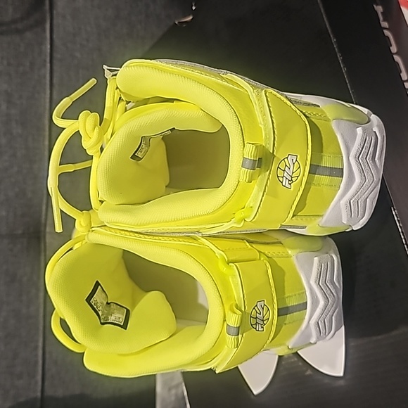 Grant hill 2 Fila Highlighter Yellow size 5 1/2 nwob - Picture 4 of 5